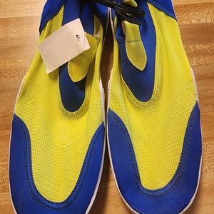 NWT MENS SIZE 10 BEACH SHOES